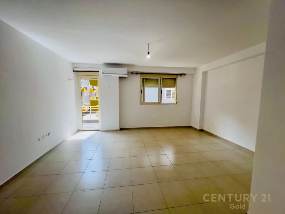 Tirane, jepet me qera apartament 1+1+Ballkon Kati 3, 76 m² 270 € (APARTAMENT 1+1 NE SHKOZE!)
