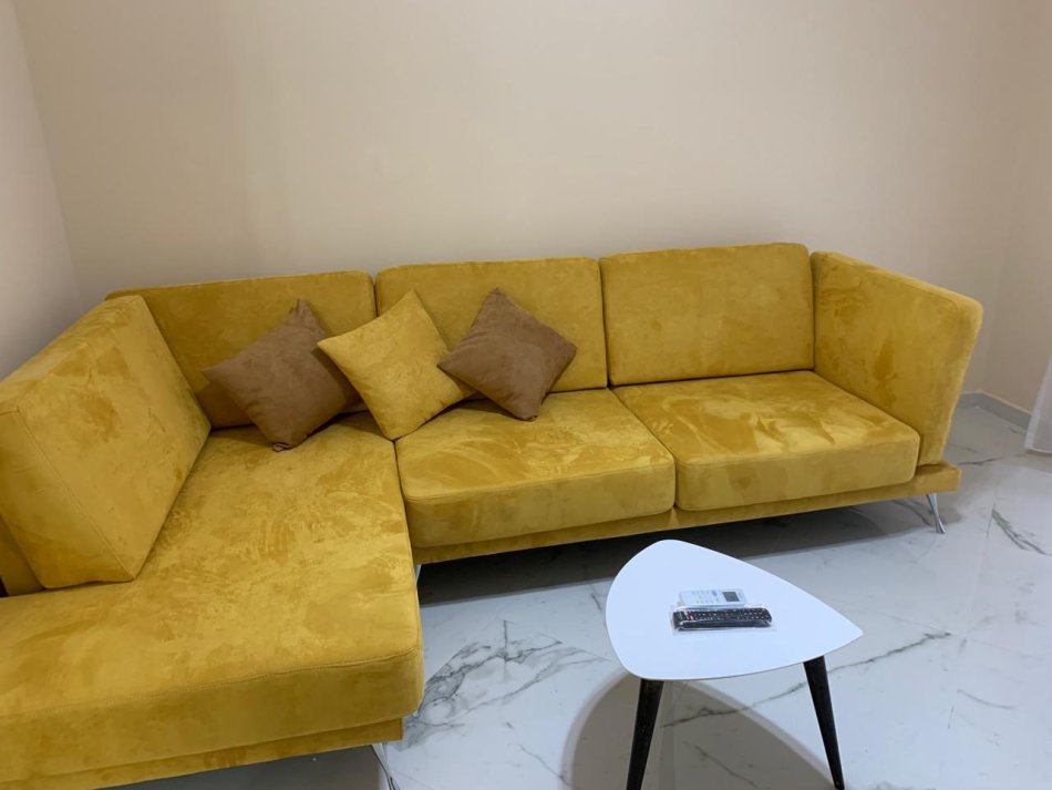 Tirane, jepet me qera apartament 1+1+Ballkon Kati 3, 65 m² 500 € (21 dhjetori , prane hotel mondial)