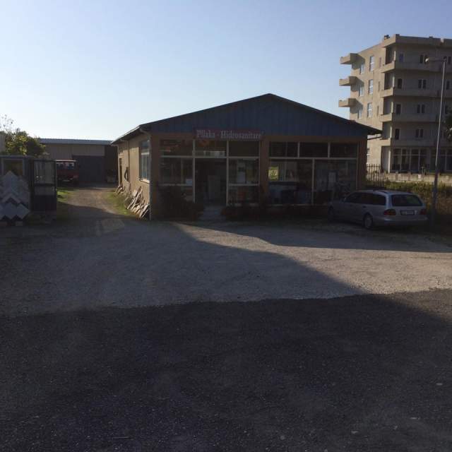 Kavaje, shes dyqan Kati 0, 200 m²  (buze rruges dytesore Golem-Kavaje, Zona Mali i Rob)