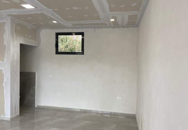 Elbasan, jepet me qera ambjent biznesi 25 m² 30.000 Leke