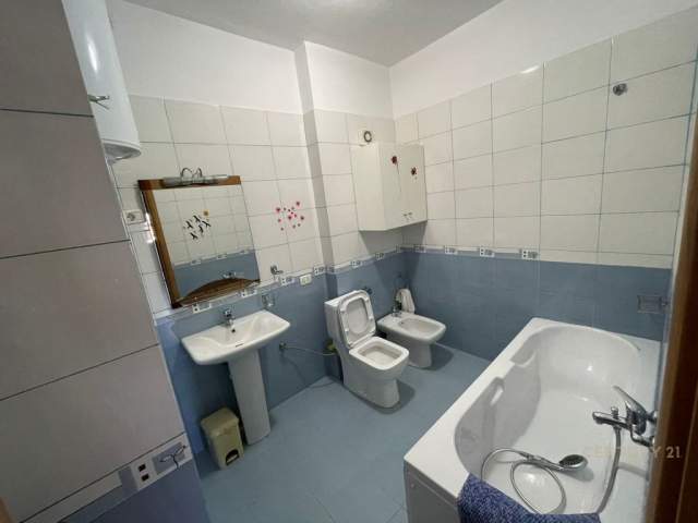 Tirane, jepet me qera apartament 2+1+BLK Kati 5, 116 m² 750 Euro (rruga  e Barrikadave)