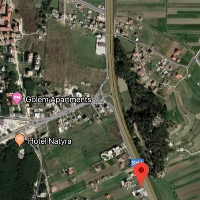 Kavaje, shes dyqan Kati 0, 200 m²  (buze rruges dytesore Golem-Kavaje, Zona Mali i Rob)