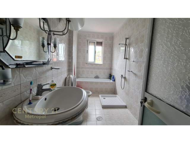 Tirane, jepet me qera apartament 1+1+BLK Kati 3, 65 m² 300 Euro (Llambi Bonata)