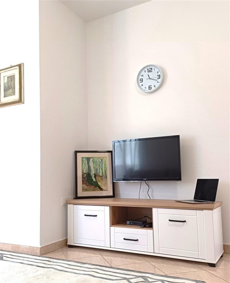 Tirane, jepet me qera apartament 2+1+Ballkon Kati 3, 80 m² 500 € (rruga irfan tomini , perballe hotel hillton)