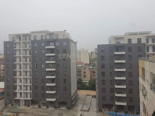 Tirane, jepet me qera ambjent biznesi Kati 6, 222 m² 1.000 Euro (Rr. "Karl Gega")