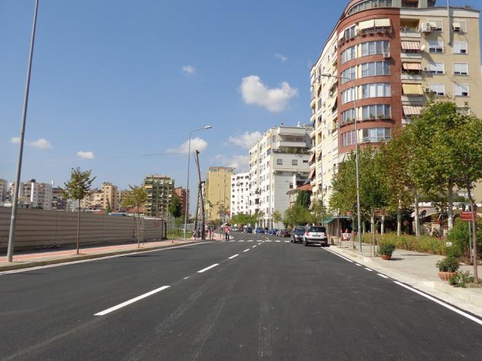 Tirane, jepet me qera dyqan Kati 0, 130 m² 1,150 € (Rruga e Kosovareve)