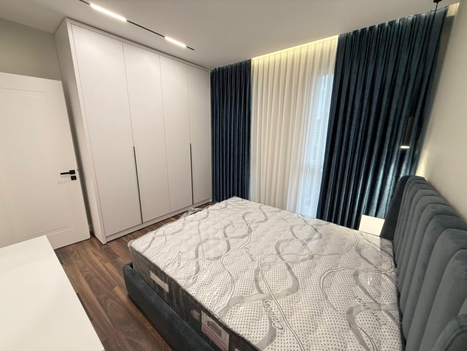 Tirane, jepet me qera apartament 1+1 Kati 5, 70 m² 650 € (ish fusha e aviacionit)