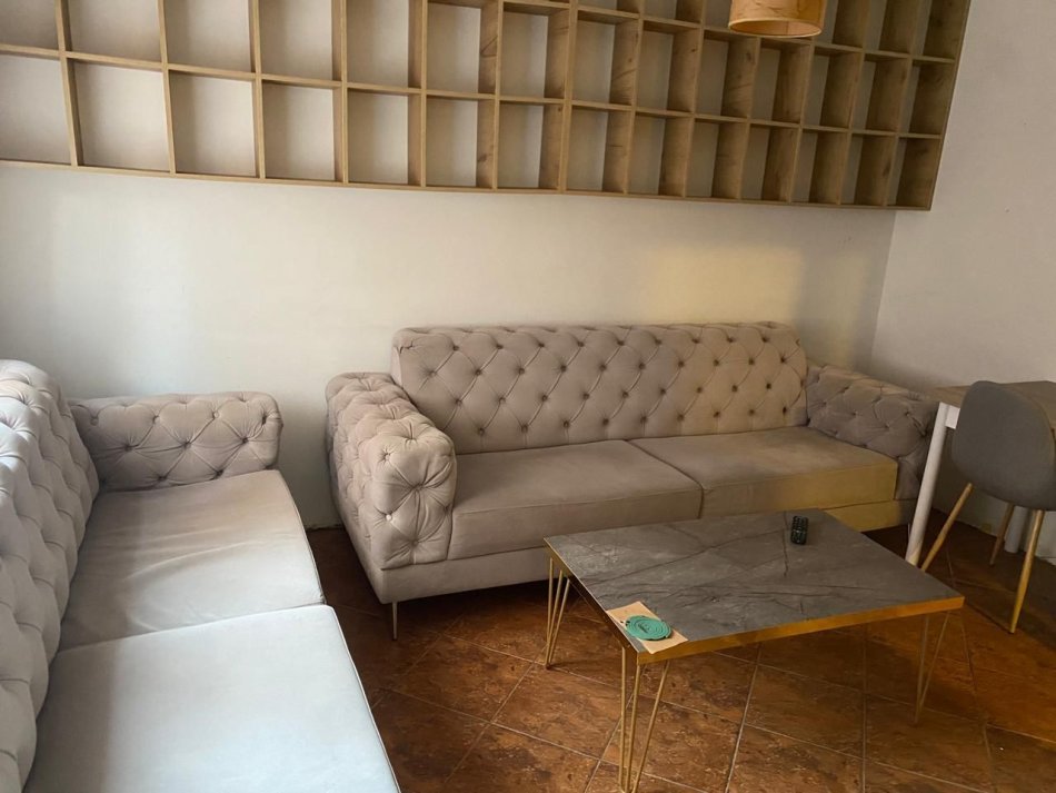 Tirane, jepet me qera apartament 1+1 Kati 1, 65 m² 700 € (bllok)