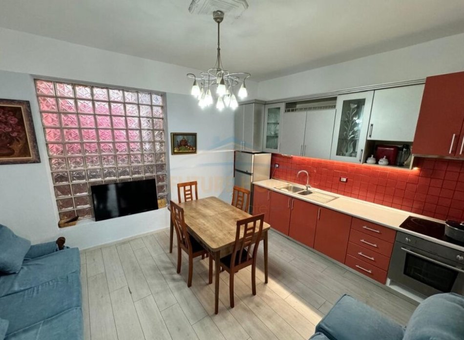 Tirane, jepet me qera apartament 2+1 Kati 2, 120 m² 750 € (RRUGA MYSLYM SHYRI / RRUGA E KAVAJES)
