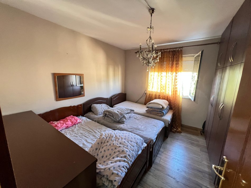 Tirane, jepet me qera apartament 1+1 Kati 5, 56 m² 350 € (xhamllik)