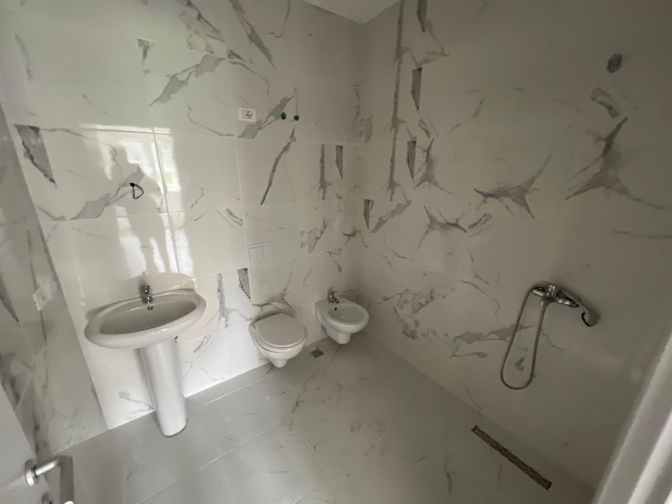 Tirane, jepet me qera apartament 2+1 Kati 4, 83 m² 450 € (rruga 5 maji)