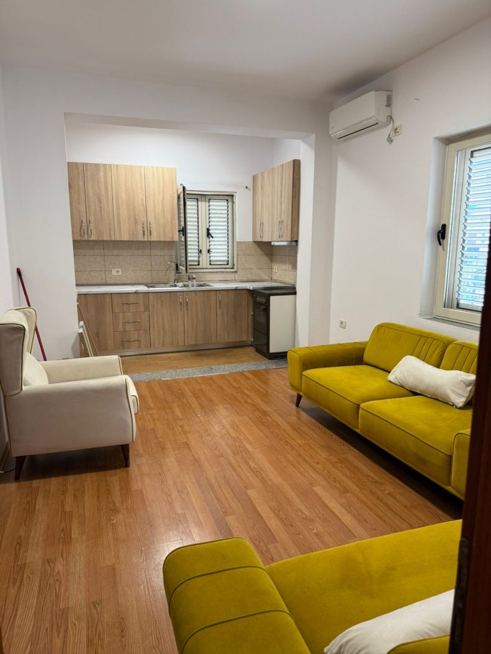 Tirane, jepet me qera apartament 2+1 Kati 2, 90 m² 500 € (Zona 21 Dhjetori)