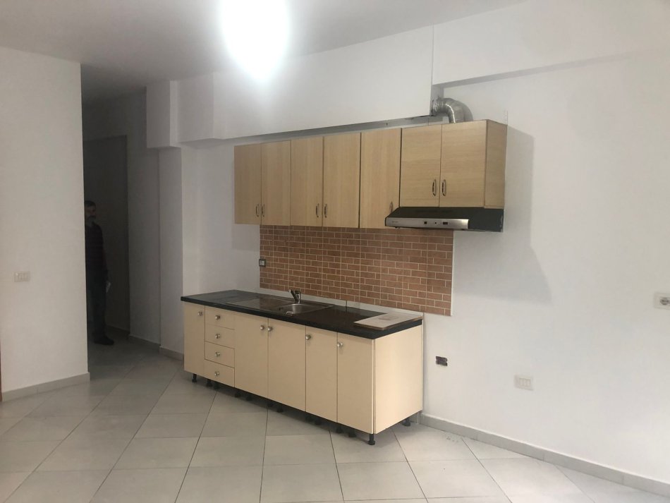Tirane, shitet apartament , 