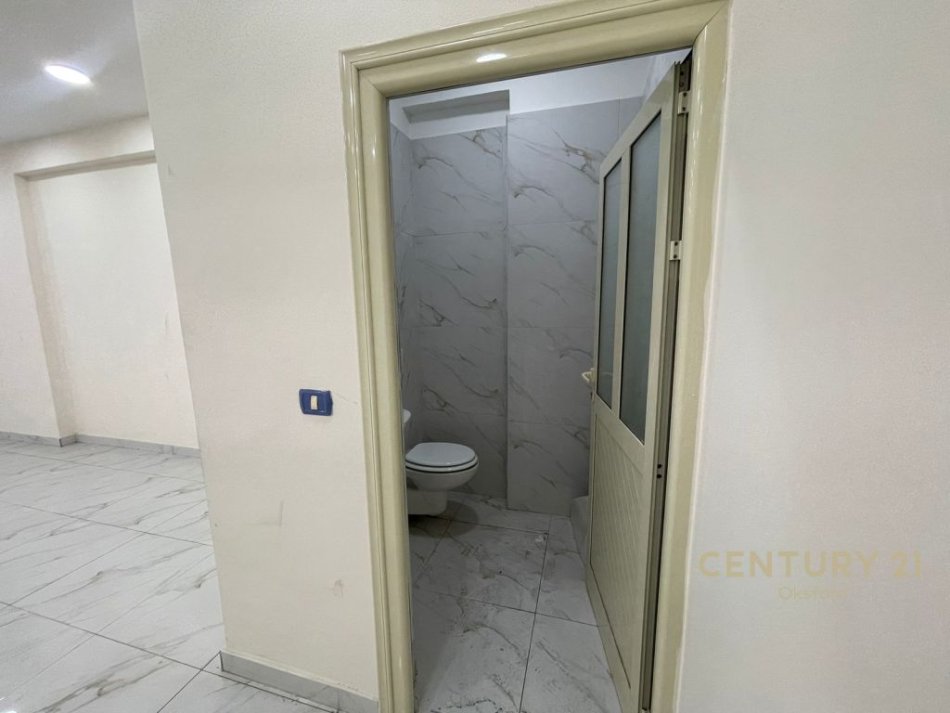 Tirane, jepet me qera ambjent biznesi , 110 m² 600 € (Ambient komercial për qira buze rruges Dritan Hoxha, Tirane)