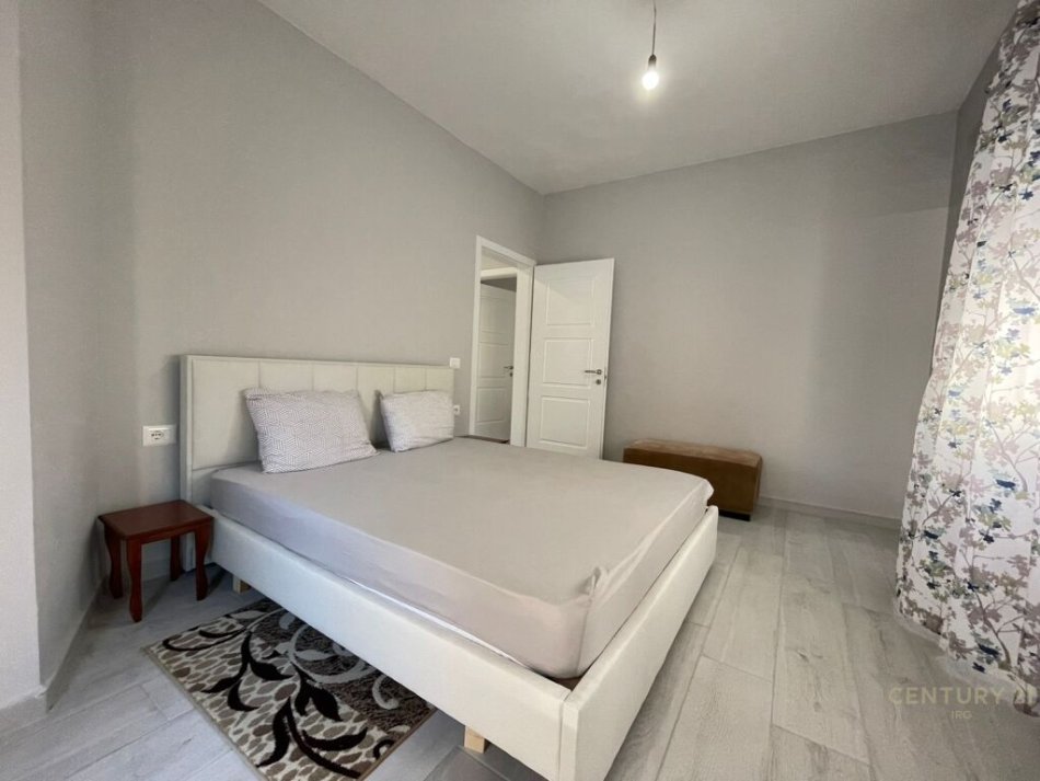 Tirane, jepet me qera apartament 2+1+Aneks+Ballkon Kati 2, 100 m² 500 € (kati 2 i nje vile me mobilim totalisht te ri, rruga 5 Maji)