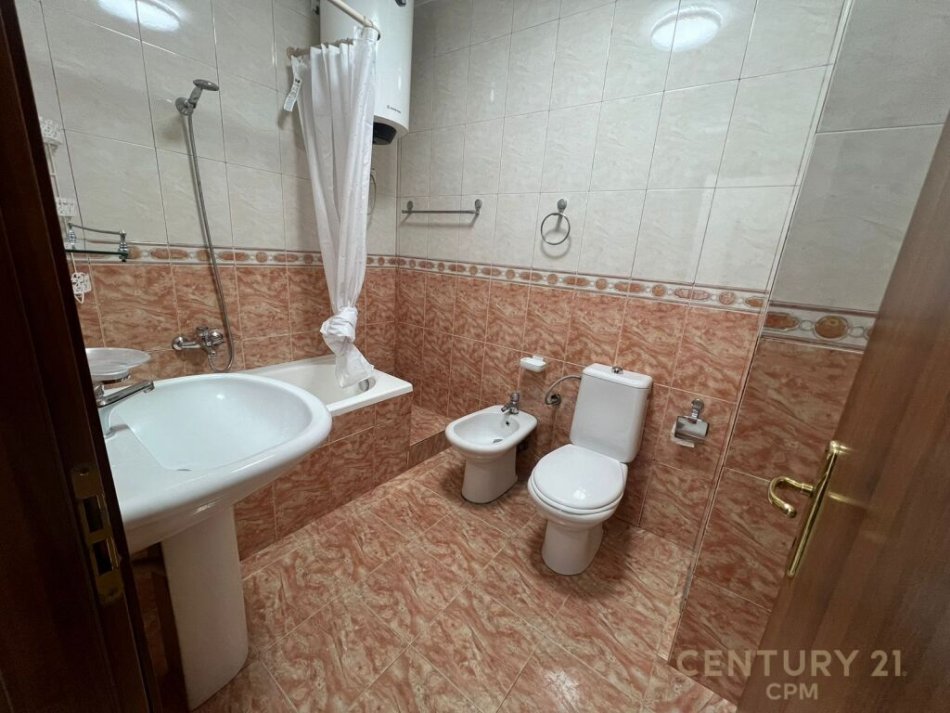 Tirane, jepet me qera apartament 1+1+Ballkon Kati 3, 64 m² 650 € (Komuna e Parisit, prane BKT)
