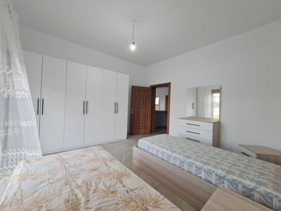 Tirane, jepet me qera 2+1+Ballkon Kati 3, 115 m² 550 € (Ofrohet për qira kati i tretë i një vile katërkateshe në zonën e Astirit)