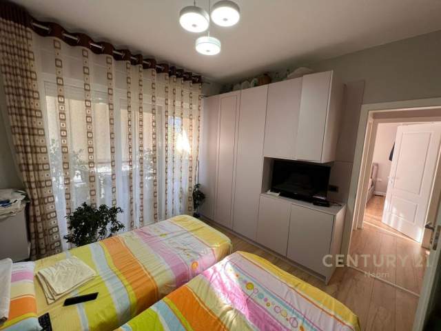 Tirane, shitet apartament 2+1 Kati 4, 92 m² 160.000 Euro