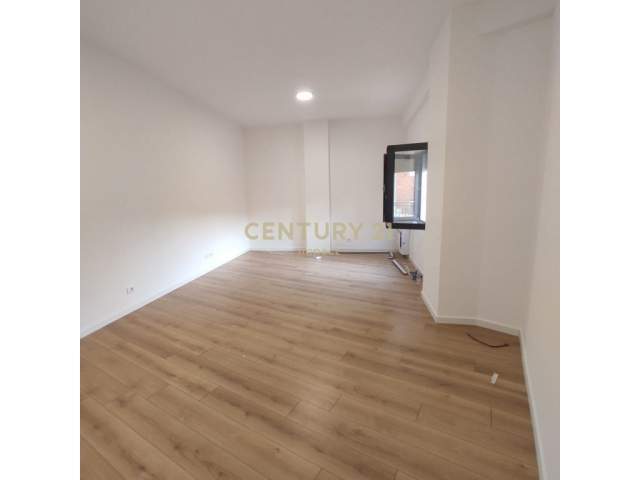 JAPIM ME QIRA APARTAMENT 2+1 PER ZYRA, BULEVARDI ZOGU I PARE! 700 € /Muaj