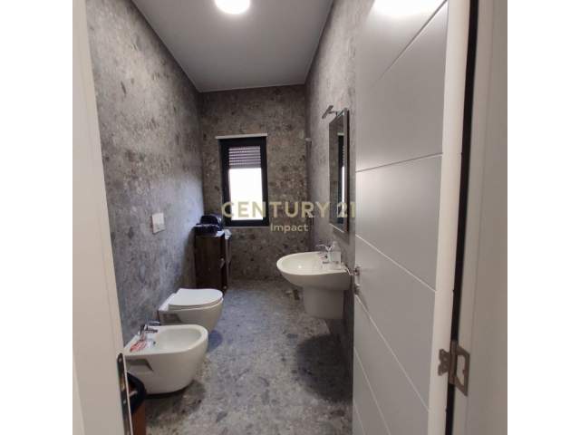 JAPIM ME QIRA APARTAMENT 2+1 PER ZYRA, BULEVARDI ZOGU I PARE! 700 € /Muaj