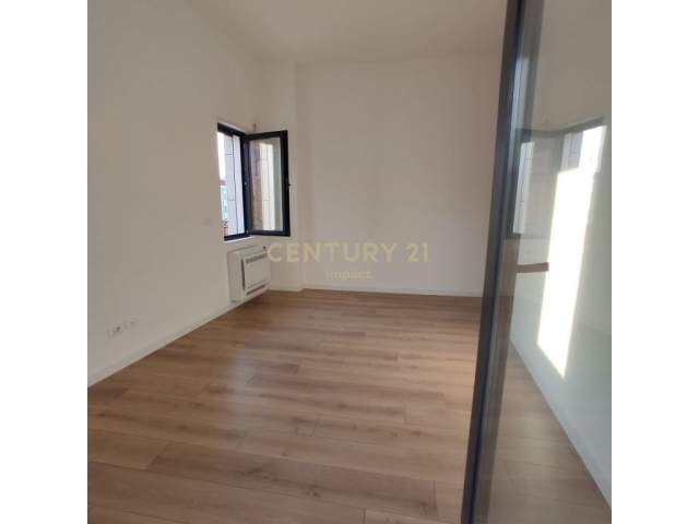 JAPIM ME QIRA APARTAMENT 2+1 PER ZYRA, BULEVARDI ZOGU I PARE! 700 € /Muaj