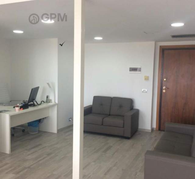 Tirane, jepet me qera zyre Kati 10, 100 m² 1.300 Euro ne Qender