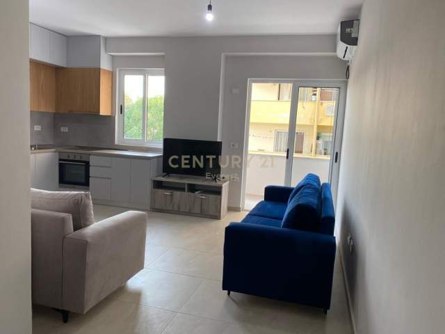 Tirane, jepet me qera apartament 1+1 Kati 2, 63 m² 430 Euro (KINOSTUDIO)