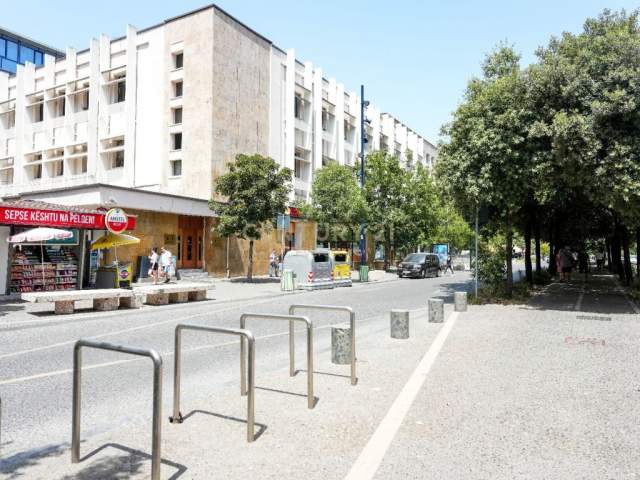Tirane, jepet me qera apartament 2+1+BLK Kati 5, 150 m² 800 Euro (Bulevardi Zogu i Pare)
