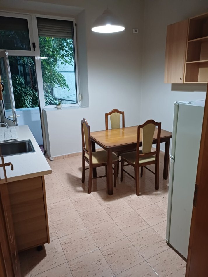 Tirane, jepet me qera apartament 2+1+Aneks+Ballkon Kati 2, 85 m² 700 € (sheshi willson)