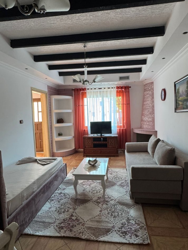 Tirane, jepet me qera garsonier 1+1 Kati 1, 50 m² 300 € (Ish Fusha Aviacionit)