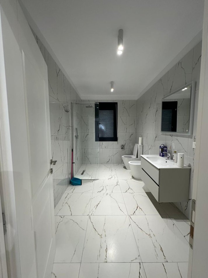 Durres, jepet me qera ambjent biznesi Kati 2, 202 m² 3.000 € (Muzeumi Durres)