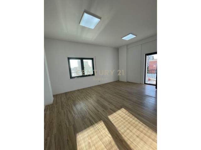 Tirane, jap me qera zyre Kati 3, 111 m² 900 Euro (Blv. Zogu i Pare,)