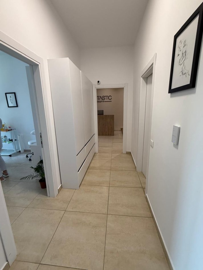Tirane, jepet me qera ambjent biznesi Kati 2, 100 m² 950 € (Square 21)
