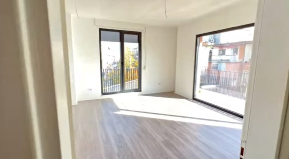 Tirane, jepet me qera apartament 1+1 Kati 2, 77 m² 429 € (BRRYLI)