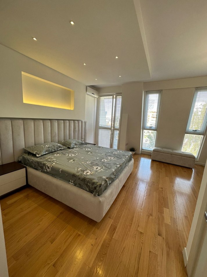 Tirane, jepet me qera  super apartament 3+1+2 , Kati 5, 180 m² 2,000 € (Stadiumi Air Albania)