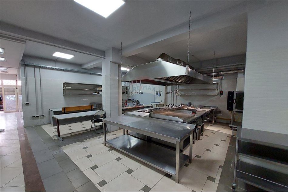 Tirane, jepet me qera dyqan Kati 0, 143 m² 2.000 € 
