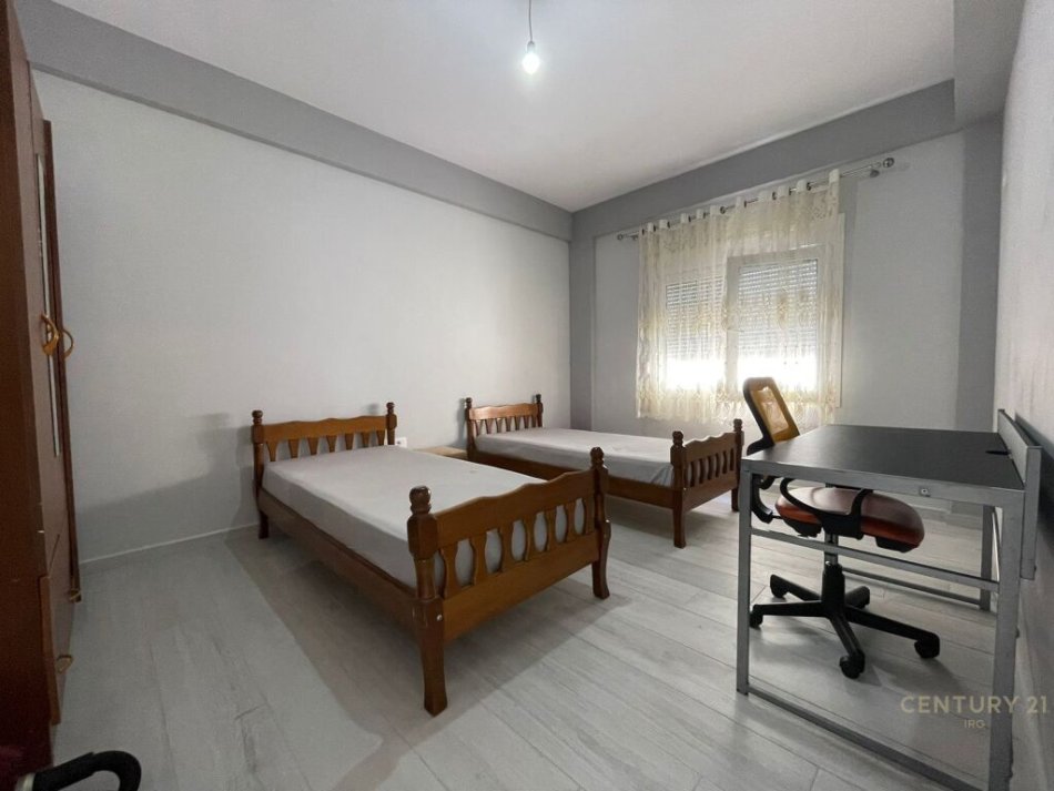 Tirane, jepet me qera apartament 2+1+Aneks+Ballkon Kati 2, 100 m² 500 € (kati 2 i nje vile me mobilim totalisht te ri, rruga 5 Maji)