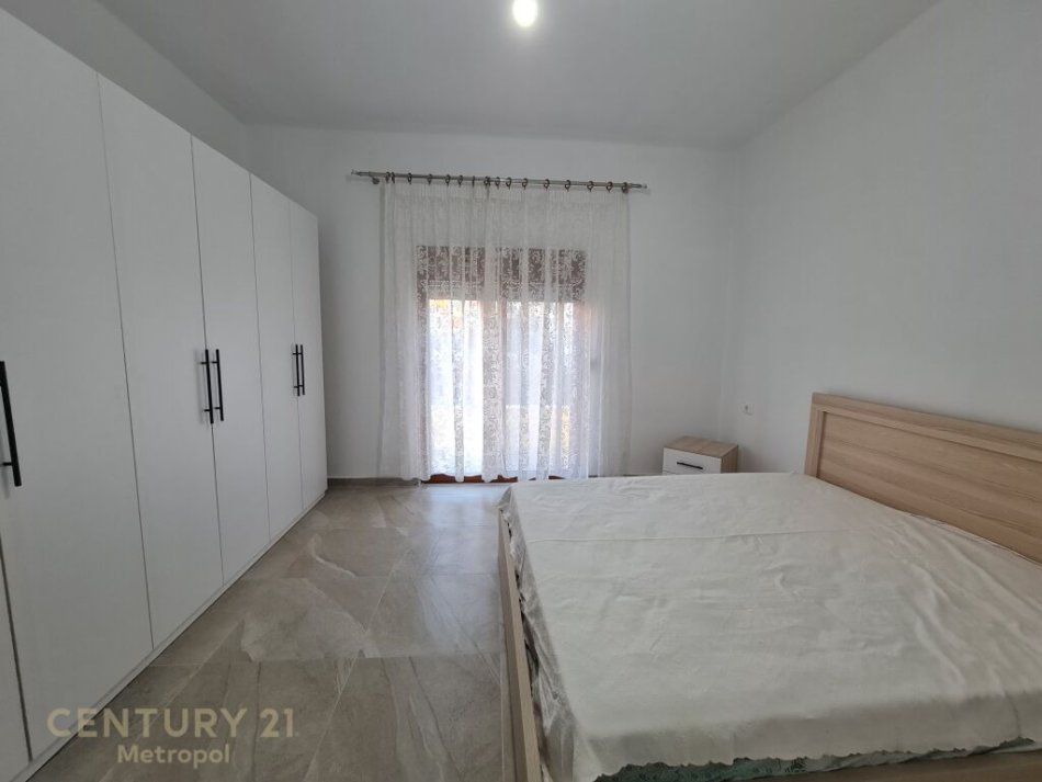 Tirane, jepet me qera 2+1+Ballkon Kati 3, 115 m² 550 € (Ofrohet për qira kati i tretë i një vile katërkateshe në zonën e Astirit)