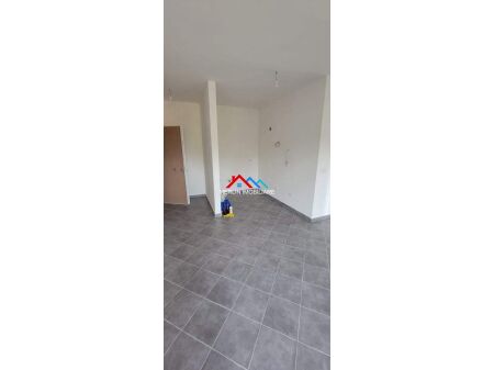 JEPET APARTAMENT PER ZYRA ME QERA 2+1+2 TEK RRUGA ALBANOPOLI AFER BULEVARDIT TE RI.