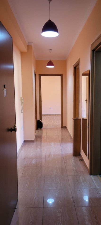 Tirane, jepet me qera Kati 2, 470 € (Bulevardi Zogu 1)