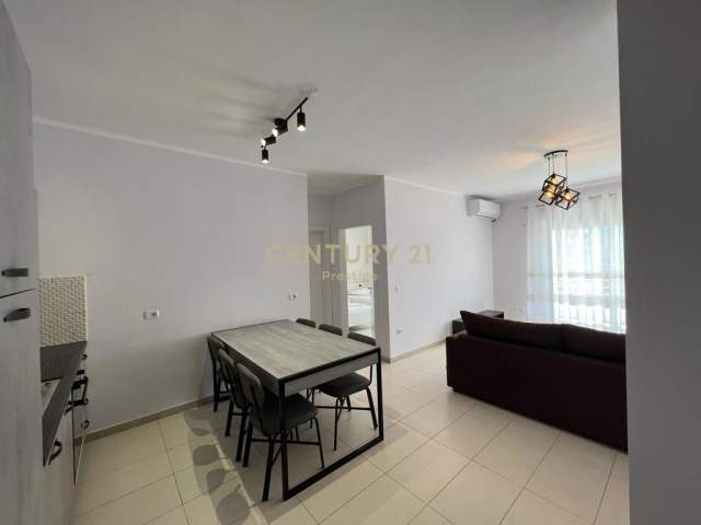 Vlore, jepet me qera apartament 2+1+A+BLK Kati 5, 100 m² 500 Euro (Lungo mare)