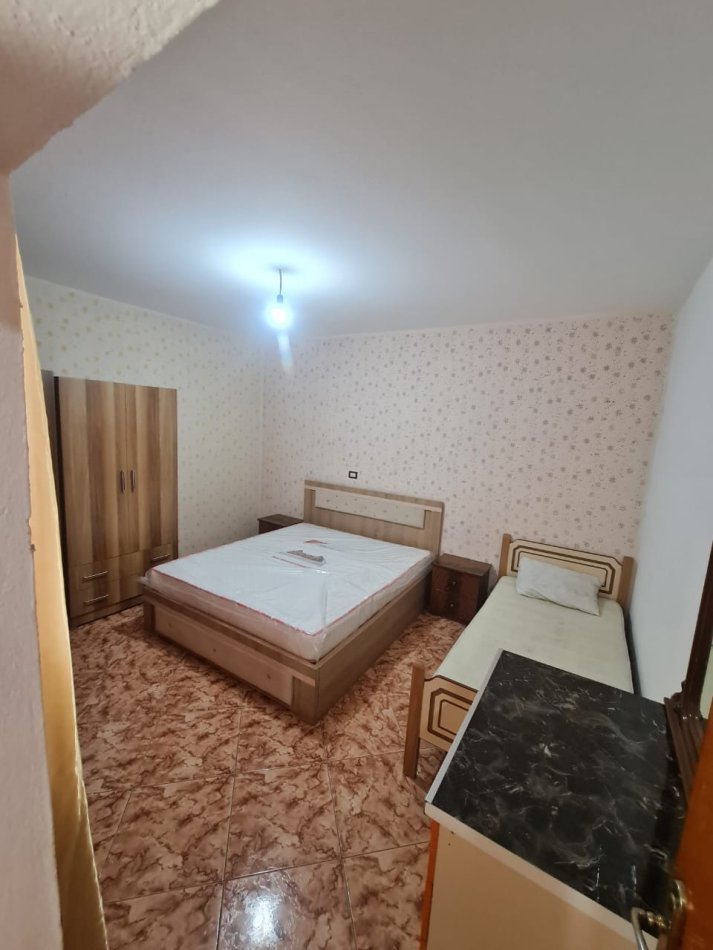 Tirane, jepet me qera apartament 1+1 Kati 1, 50 m²350 € (QSUT)