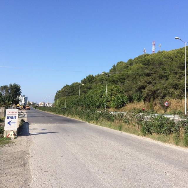 Kavaje, shes dyqan Kati 0, 200 m²  (buze rruges dytesore Golem-Kavaje, Zona Mali i Rob)