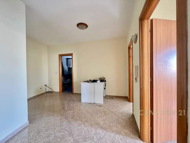 Tirane, jepet me qera zyre Kati 6, 85 m² 800 Euro (qender)