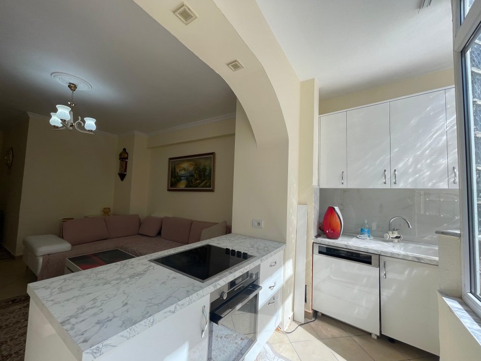 Durres, jepet me qera apartament 1+1+Aneks+Ballkon Kati 2, 68 m² 400 € (Taulantia)