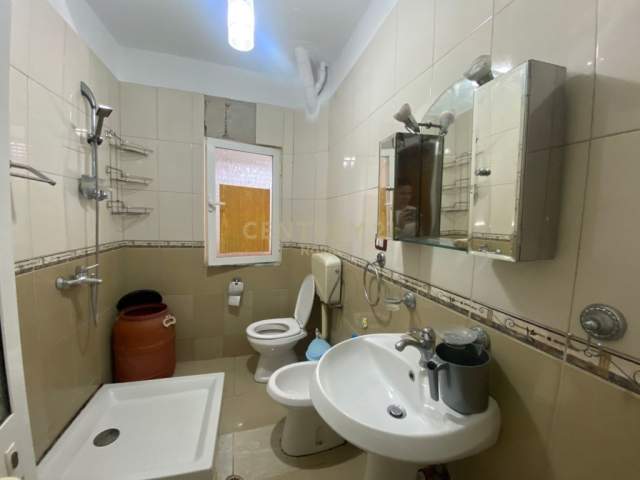 Tirane, jepet me qera apartament 1+1+BLK 270 Euro (Niko Avrami)