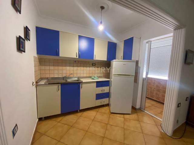 Tirane, jepet me qera apartament 1+1+BLK 270 Euro (Niko Avrami)