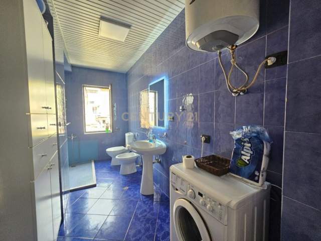 Shitet Apartament 2+1 tek 21 dhjetori / 135.000