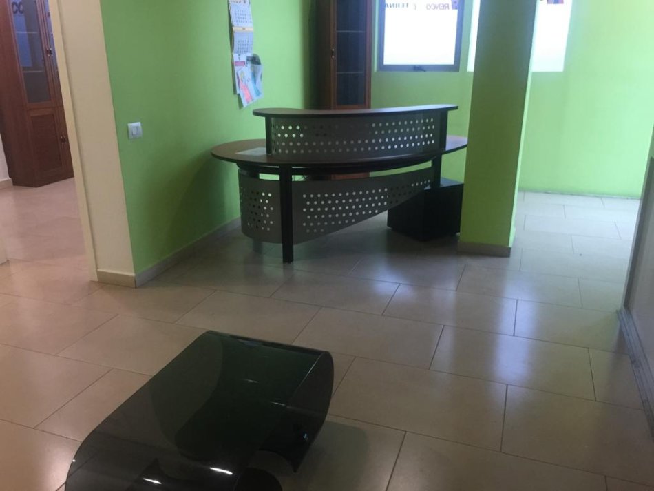 Tirane, jap me qera ambjent biznesi Kati 2, 180 m² 1.800 € (Atostrada Tirane Durres)