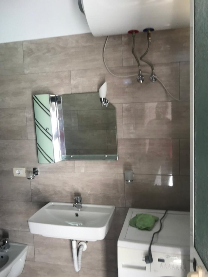 Tirane, jepet me qera apartament 1+1 Kati 1, 70 m² 400 € (Ali demi)